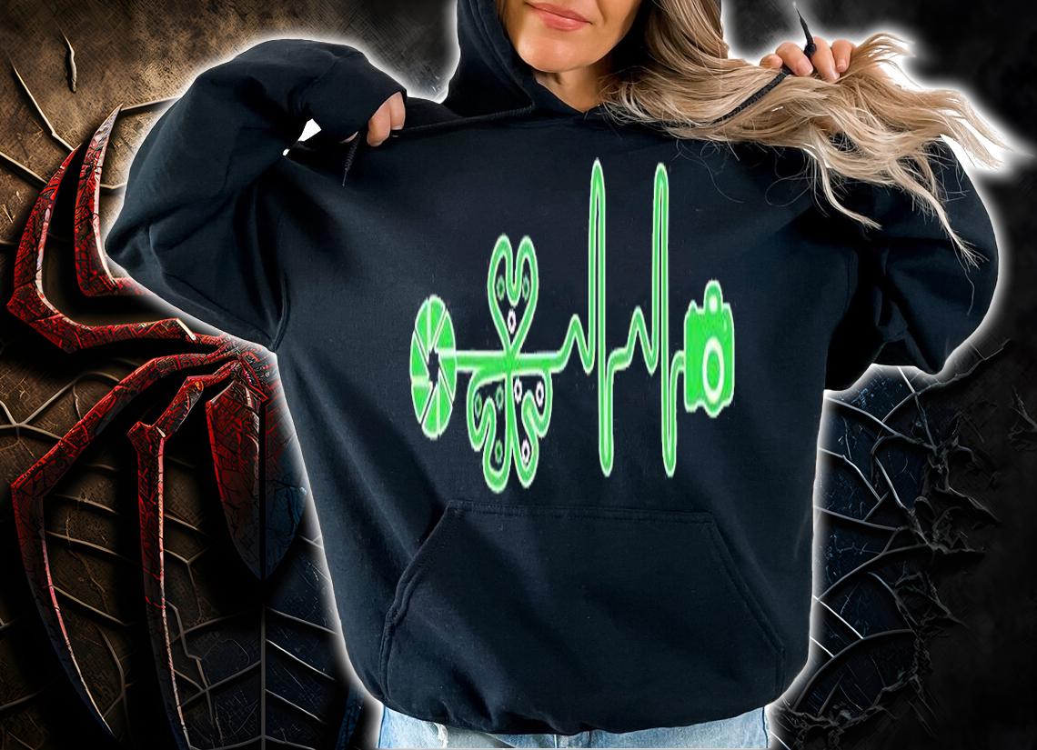 Awesome Irish Photographer St Patrick's Day Heartbeat T-Shirt t-shirt