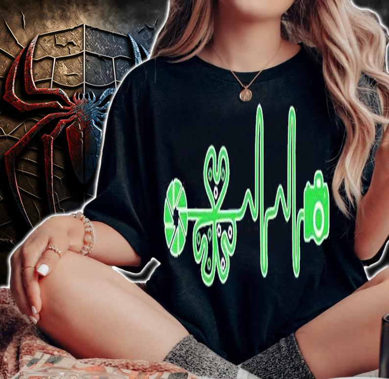 Awesome Irish Photographer St Patrick's Day Heartbeat T-Shirt t-shirt